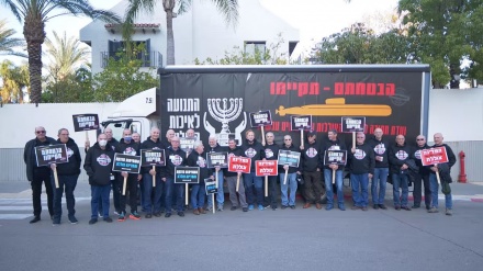 הפגנה מול ביתו של גנץ בדרישה לחקור את פרשת הצוללות