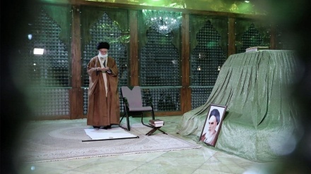 Décade de Fajr; Visite du Guide suprême au mausolée de l’Imam Khomeiny (r.a.) et au carré des martyrs