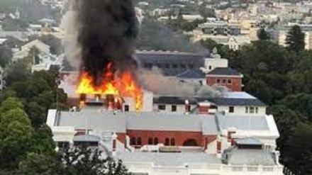 Sudafrica: incendio al Parlamento, atto di terrorismo 