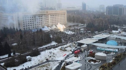 Kazakistan'da protestocular cumhurbaşkanının konutunu ateşe verdiler 