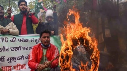 রেলে নিয়োগ পরীক্ষায় অনিয়মের অভিযোগে বিহার বনধ, আগুন জ্বালিয়ে বিক্ষোভ প্রদর্শন