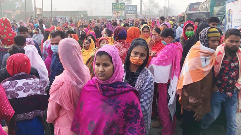 গাজীপুরে পোশাক কারখানার শ্রমিকদের সঙ্গে সংঘর্ষে পুলিশসহ আহত ৩০  