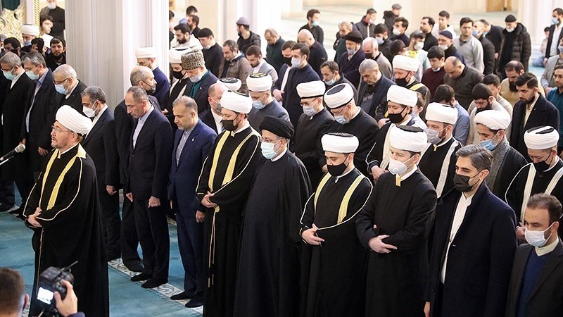 Presiden RII Sayid Ebrahim Raisi shalat berjamaah di Masjid Jami\' Moskow, Kamis (20/1/2022).