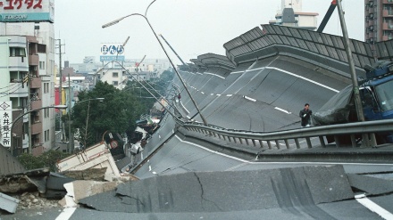 阪神・淡路大震災27周年を前に、倒壊した高速道の橋脚など公開