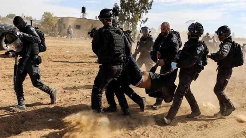 Aparat keamanan Israel menangkapi warga Palestina dalam aksi protes di Negev.