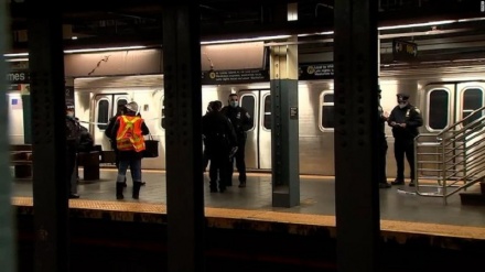 米ニューヨークで、男がアジア系女性を地下鉄に押し出し死亡させる