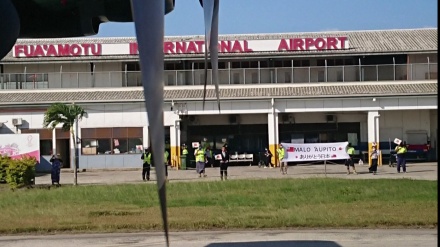 日本の航空自衛隊の輸送機がトンガに到着