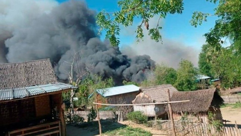 缅甸军方纵火烧毁一个村庄