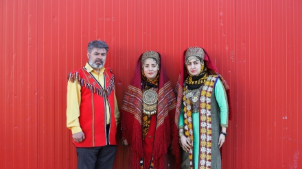 Veshja tradicionale e fiseve dhe popullatës në rajone të ndryshme të Iranit në panairin ndërkombëtar të turizmit