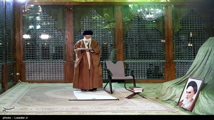 (FOTO) L'ayatollah Khamenei rende omaggio all'Imam Khomeini 