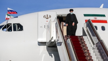 Upacara Penyambutan Presiden Iran di Bandara Moskow