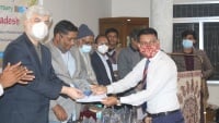 পুরস্কার নিচ্ছেন সোহেল রানা হৃদয়