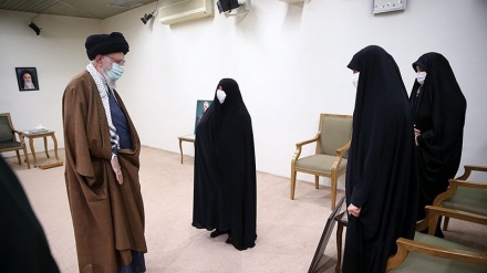 Rahbar Bertemu Keluarga Syahid Soleimani di Tehran
