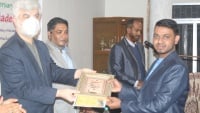 পুরস্কার নিচ্ছেন সাগর মিয়া