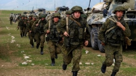 Донбассдаги айрим эркаклар фронтга олиб кетилмаслик учун кўчага чиққанда  аёл қиёфасида юришмоқда (видео)