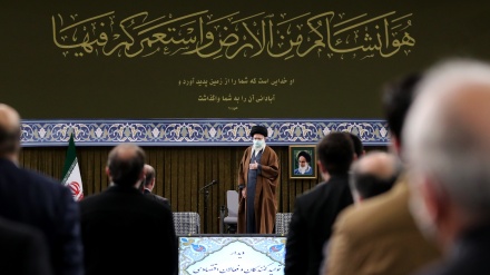Lideri suprem i Revolucionit Islamik: Puna e biznesmenëve dhe punëtorëve në sektorin e prodhimit e kanë detyruar Amerikën të pranojë disfatën e luftës ekonomike