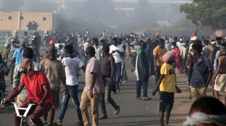  Sudan hit by mass protests after prime minister's resignation 