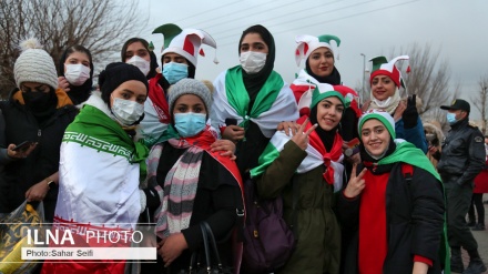 Ndeshja e futbollit Iran-Irak, femrat iraniane marrin pjesë në stadiumin e futbollit (1)