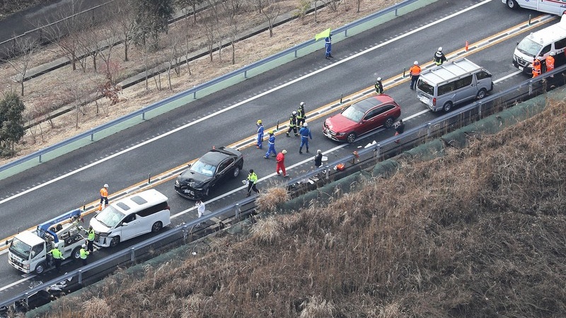 千葉・木更津の圏央道で車12台が絡む事故