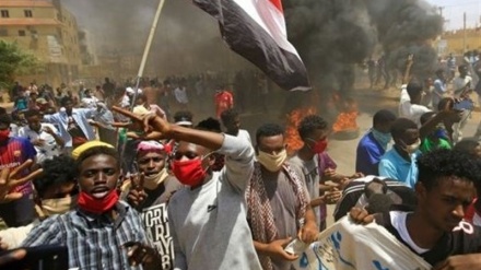 Sudan, nuove proteste contro giunta militare: lacrimogeni vicino al palazzo presidenziale 