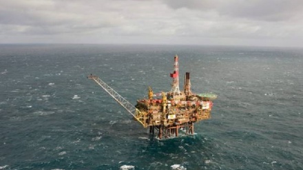 Migranti: in 70 si rifugiano su piattaforma Shell in mare