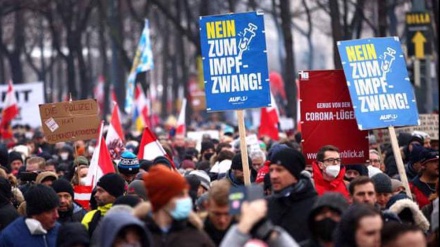 Tausende Österreicher protestieren gegen COVID-Maßnahmen und Impfpflicht