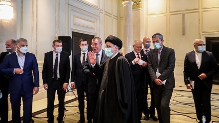 Presiden Iran Bertemu dengan Puluhan Pelaku Usaha Rusia 