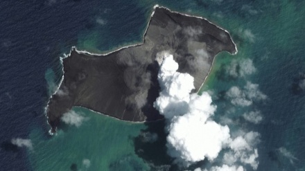 トンガ海底火山、大規模噴火前日の衛星写真