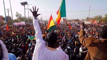 Mali, gran corteo antifrancese per celebrare l'espulsione inviato di Parigi