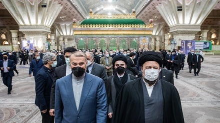(FOTO DEL GIORNO) Personale ministero esteri al mausoleo Imam Khomeini