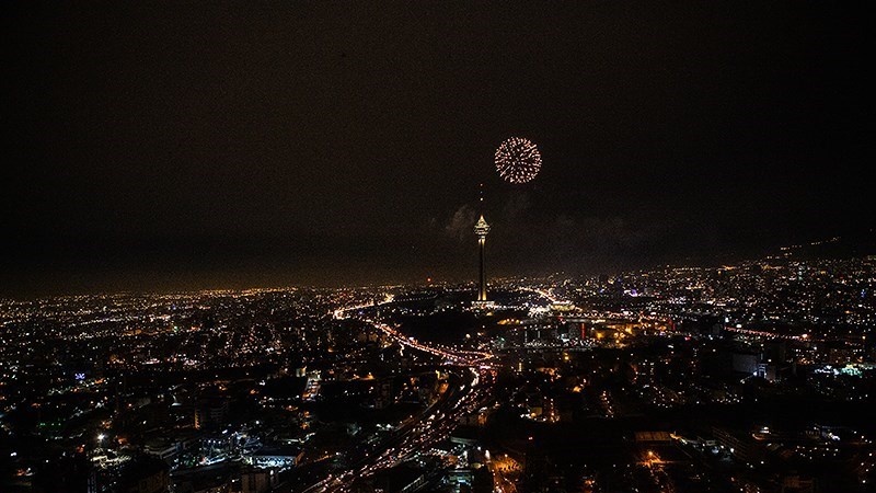 Pesta Kembang Api di Menara Milad, Tehran, Kamis (10/2/2022) malam.