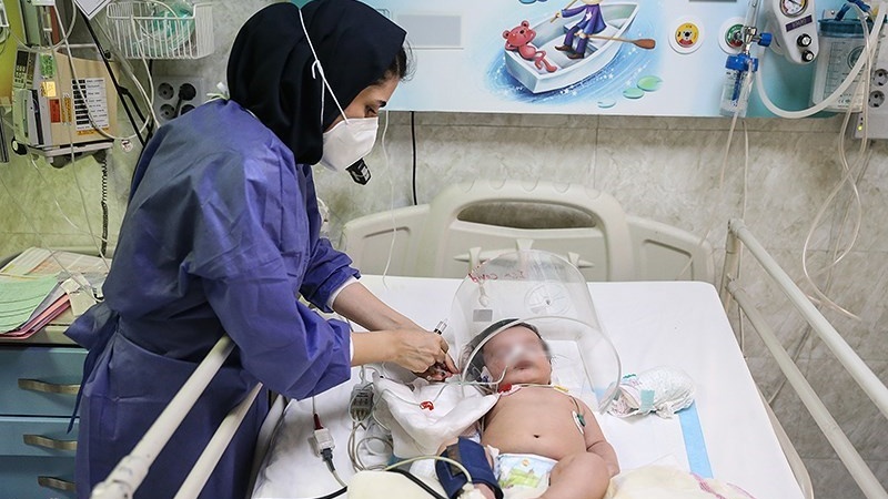 Pasien anak Iran yang tertular Virus Corona.