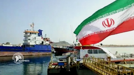 ホメイニー師帰国記念日にちなんで、イラン南部の港湾で汽笛鳴らす
