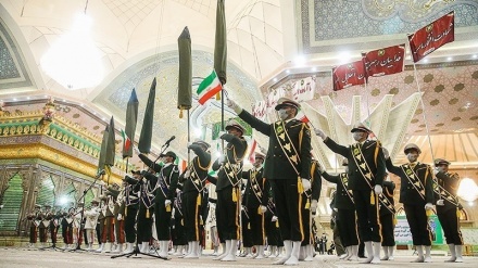 (FOTO DEL GIORNO) Le forze armate al mausoleo Imam Khomeini