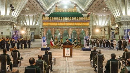 Pejabat Angkatan Bersenjata Iran Ziarah ke Makam Imam Khomeini ra (2)