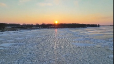  中国・洮南市の四海湖に浮かぶ氷の「団子」 
