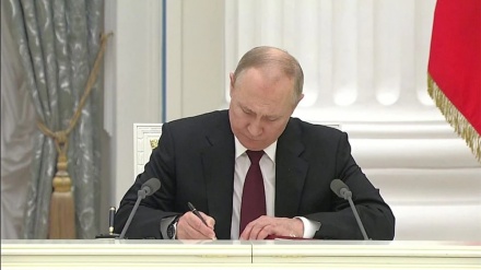  Putin firma il riconoscimento dell'indipendenza del Donbass