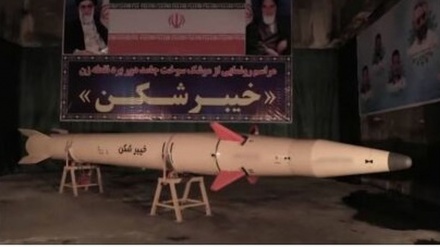 رونمایی ایران از موشک دوربرد نقطه‌زن «خیبرشکن»