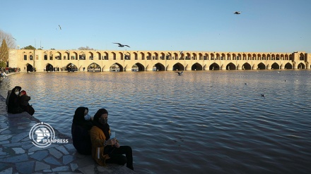 中部イスファハーン州ザーヤンデルード川に、短期間水が戻る