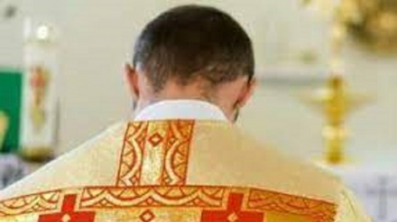 Italia: vescovo sospende prete no-vax