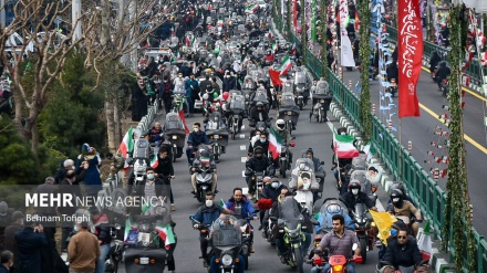 Populli iranian krijon pamje madhështore në përvjetorin e fitores së Revolucionit Islamik
