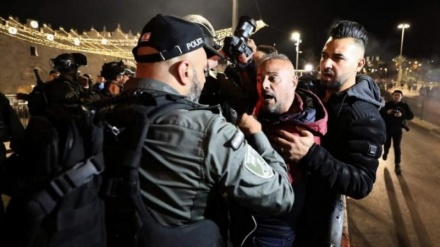 Hamas: i coloni giocano con il fuoco dopo aggressione a Sheikh Jarrah