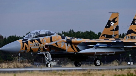 消息不明のF15戦闘機の機体の一部が周辺の海で発見 、パイロット2人の捜索に全力