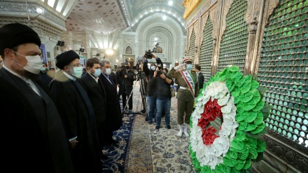 Iran, il Presidente Raisi al mausoleo dell'Imam Khomeini + FOTO