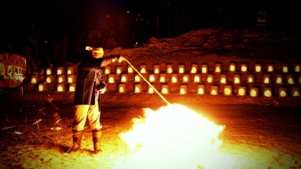 秋田・角館で家内安全を祈る伝統行事「火振りかまくら」が実施
