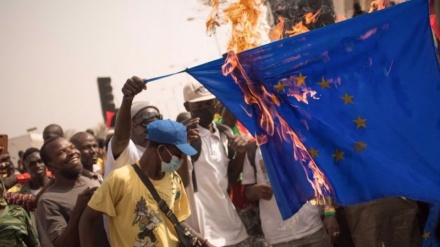 Mali, in migliaia celebrano la partenza delle truppe francesi