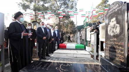 Presiden Iran dan Kabinetnya Ziarah ke Makam Syuhada (2)