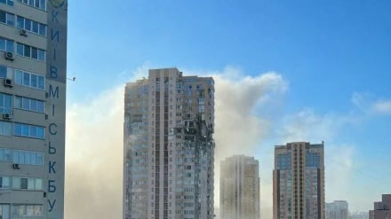 Киевдаги осмонўпар бино ракета нишонига айланди (видео)