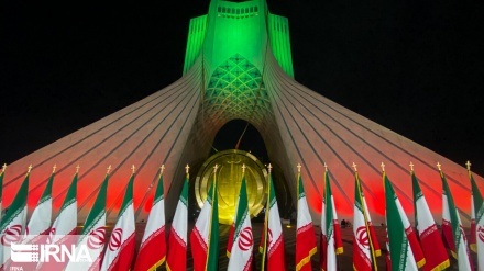 Le feu d’artifice du 22 bahman sur la tour Azadi de Téhéran 