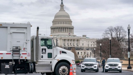 米州兵が、抗議するトラック運転手の首都入りに備え議事堂にフェンスを設置